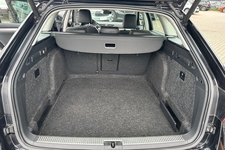 Sort Skoda Superb fra 2018