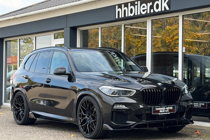 Sort BMW X5 fra 2021 set udefra