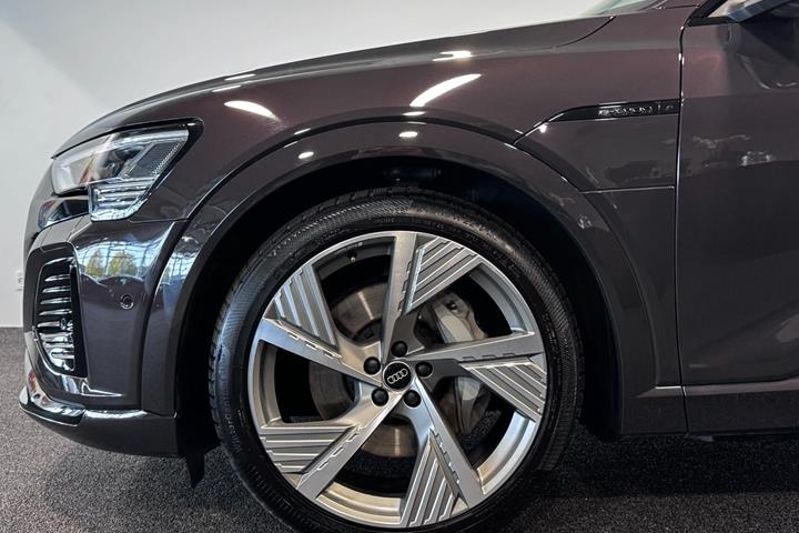 Brun Audi Q8 e-tron fra 2024