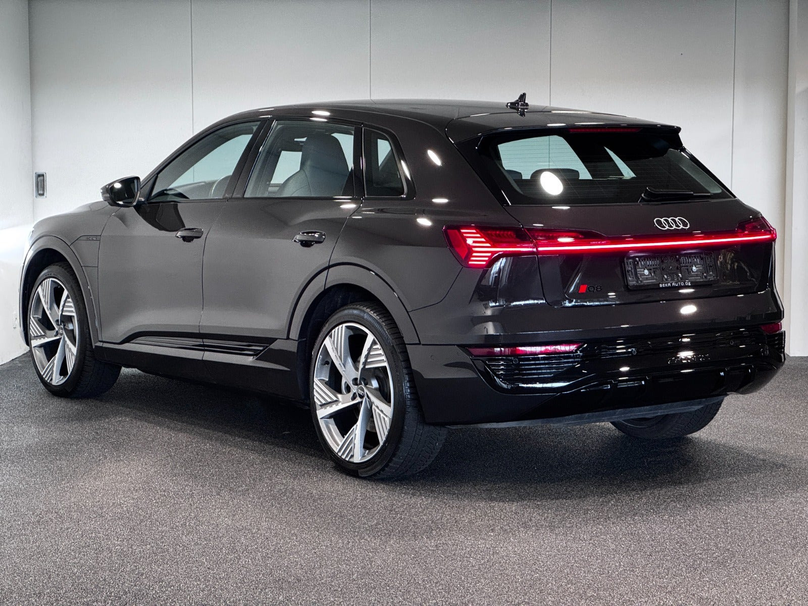 Brun Audi Q8 e-tron fra 2024