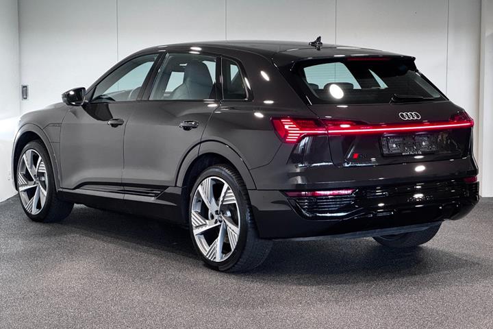 Brun Audi Q8 e-tron fra 2024