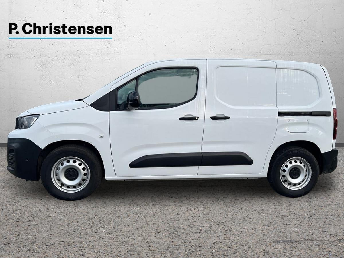 Hvid Peugeot e-Partner fra 2024