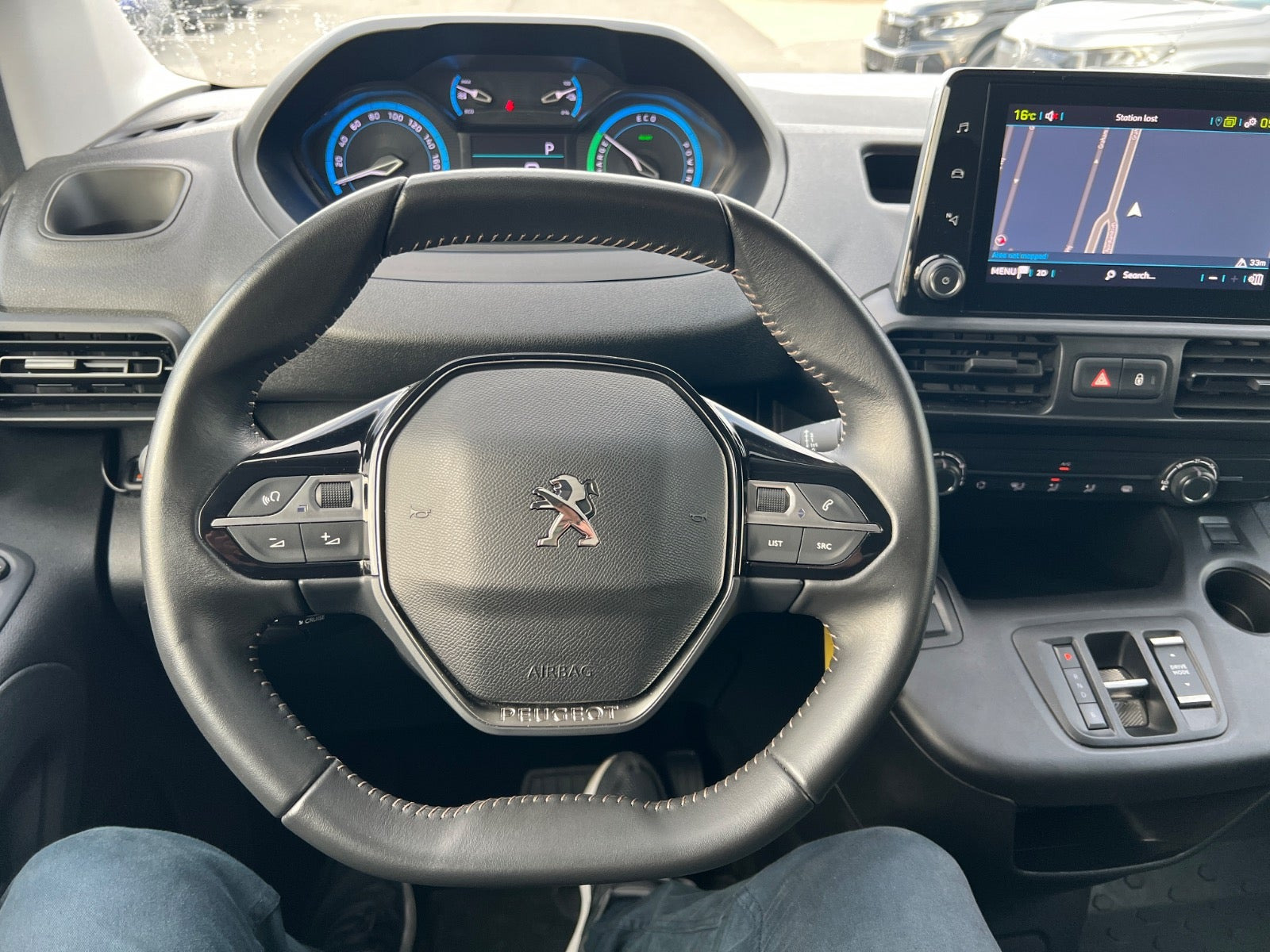 Hvid Peugeot e-Partner fra 2024