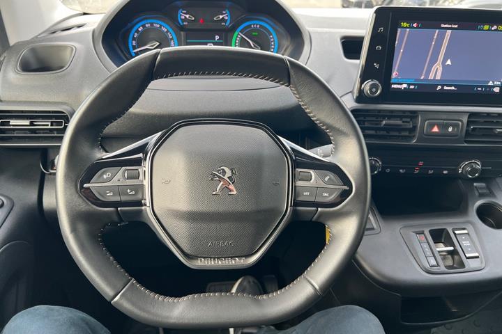 Hvid Peugeot e-Partner fra 2024