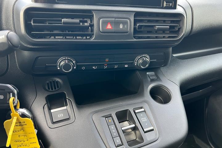 Hvid Peugeot e-Partner fra 2024