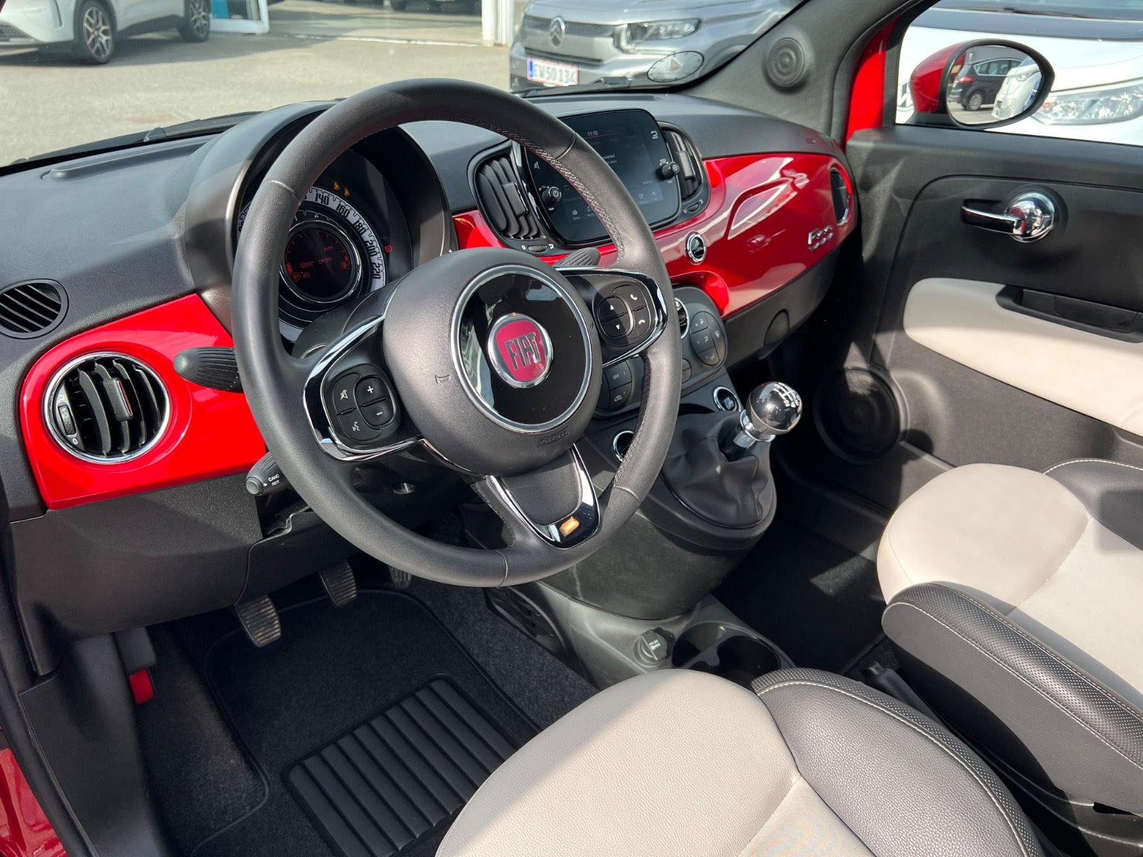 Rød Fiat 500C fra 2023