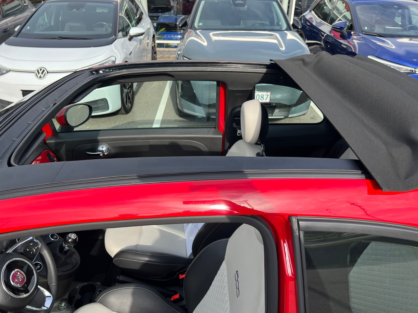 Rød Fiat 500C fra 2023