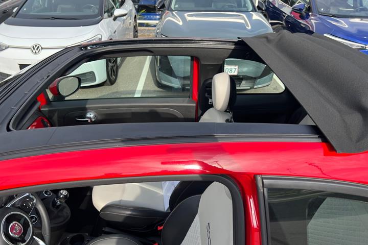 Rød Fiat 500C fra 2023