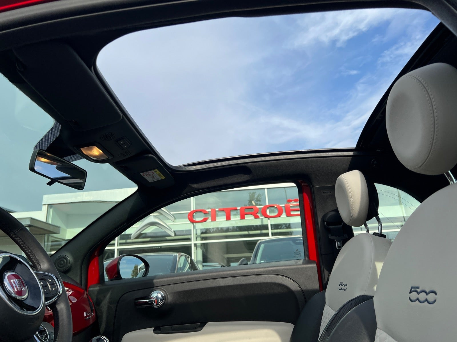 Rød Fiat 500C fra 2023