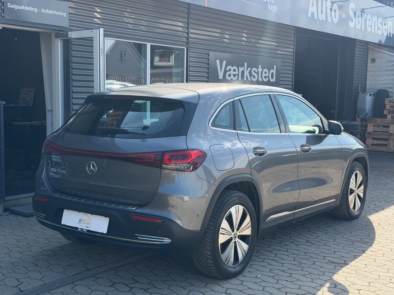 Grå Mercedes EQA250+ fra 2022