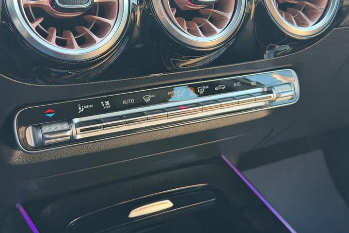 Grå Mercedes EQA250+ fra 2022