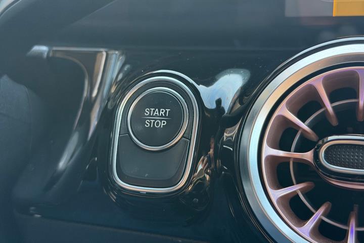 Grå Mercedes EQA250+ fra 2022