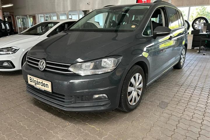 Grå VW Touran fra 2018