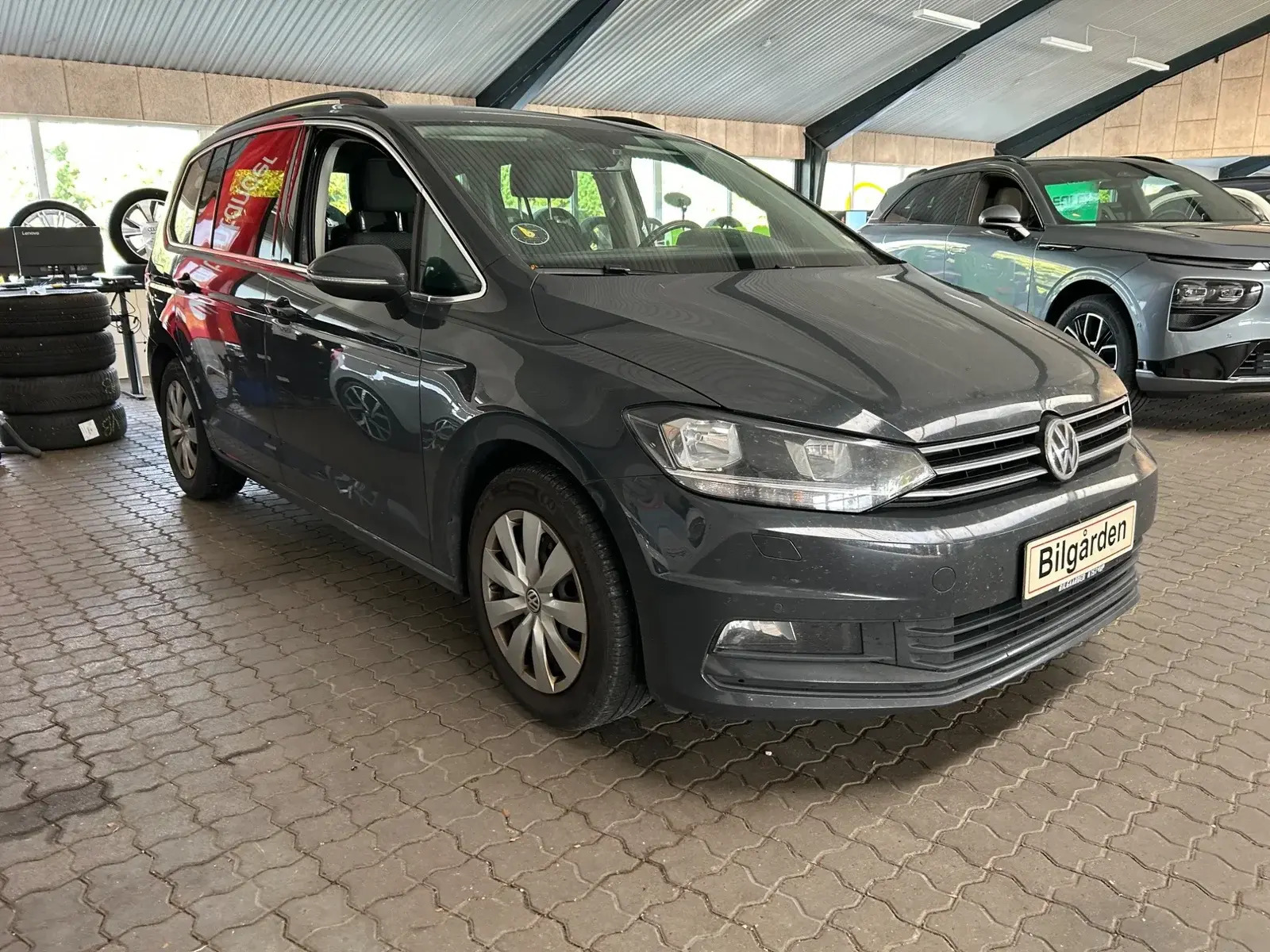 Grå VW Touran fra 2018