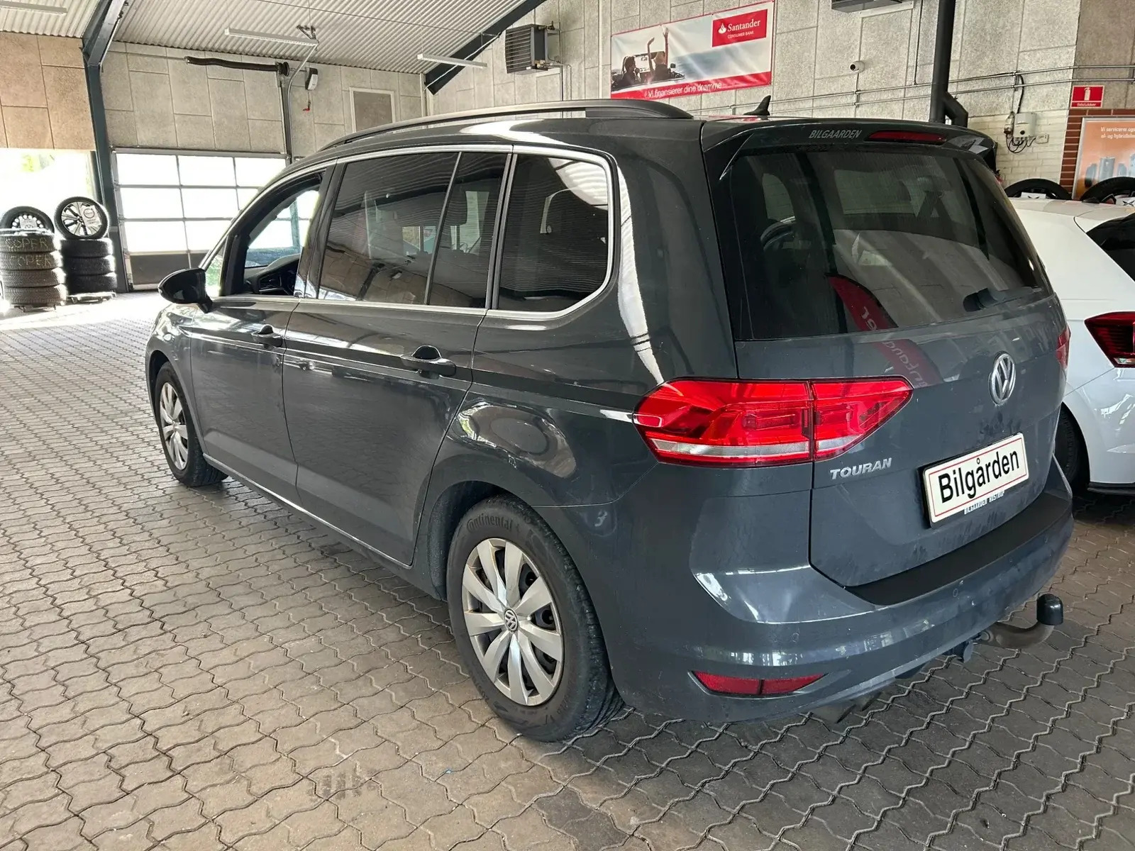 Grå VW Touran fra 2018
