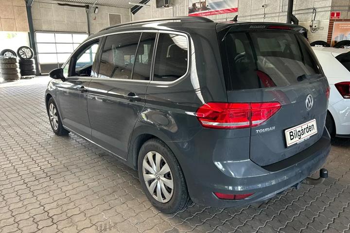 Grå VW Touran fra 2018