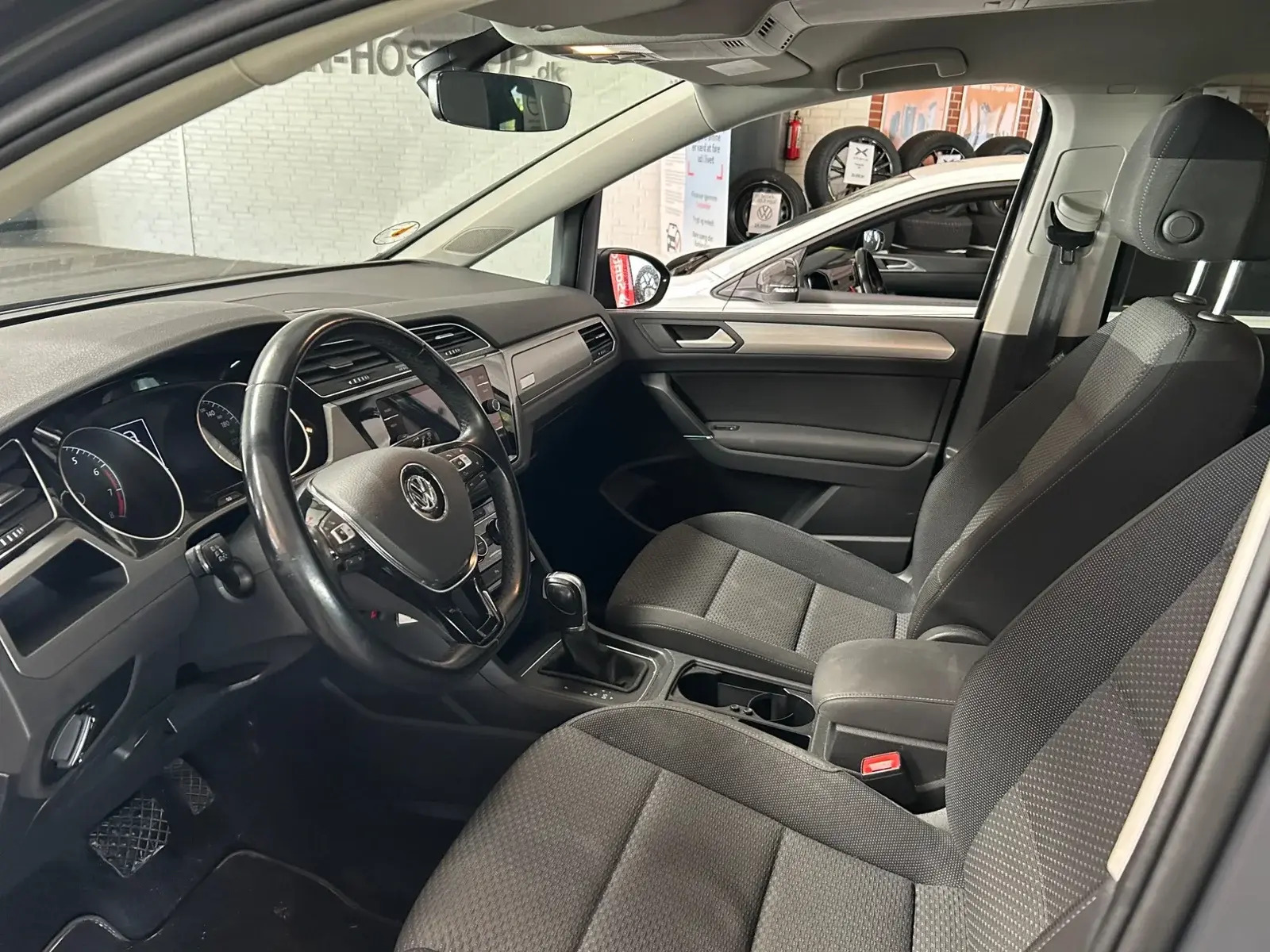 Grå VW Touran fra 2018