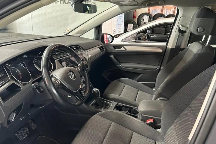 Grå VW Touran fra 2018