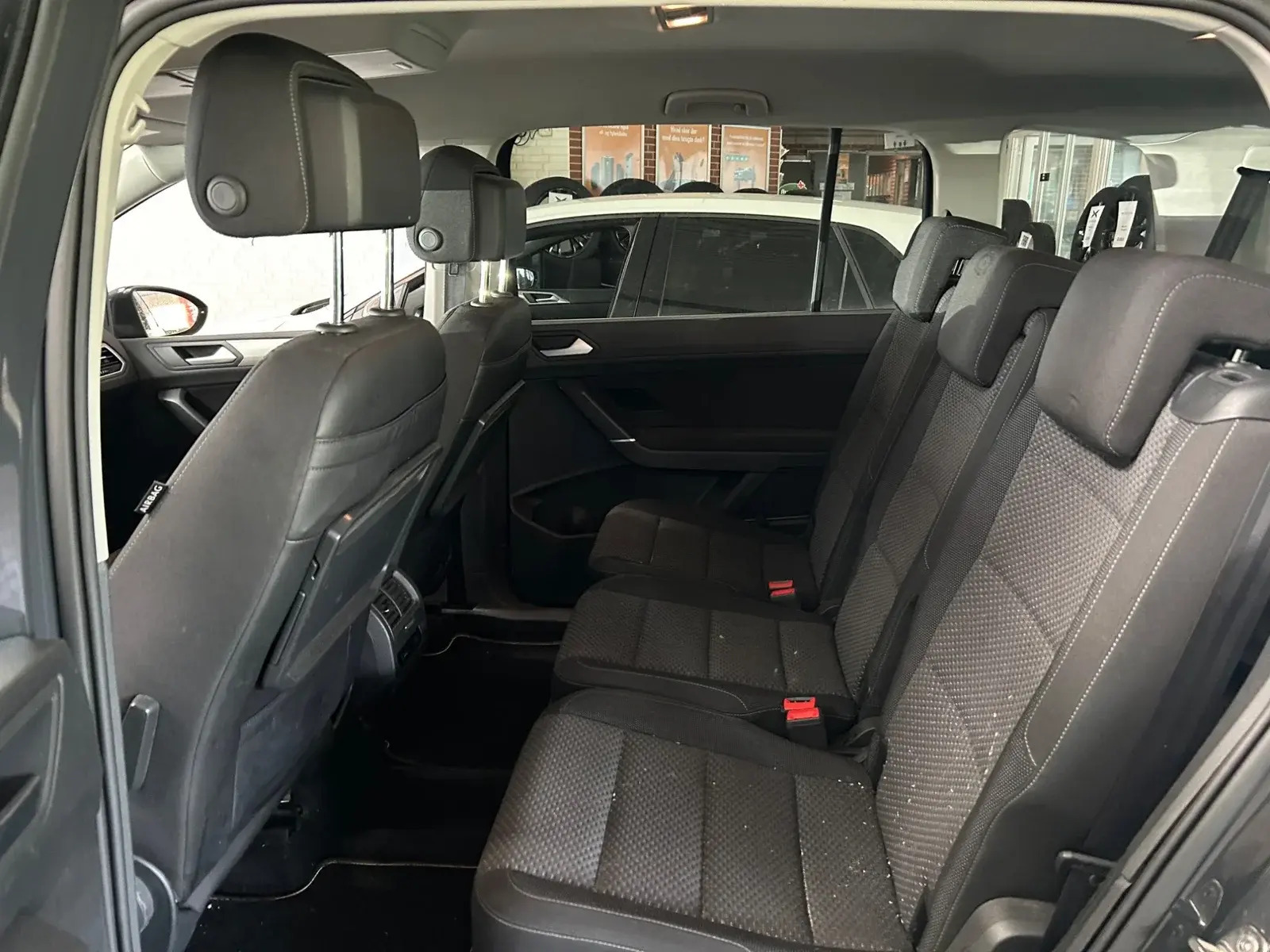 Grå VW Touran fra 2018