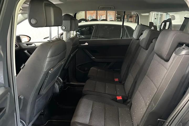 Grå VW Touran fra 2018