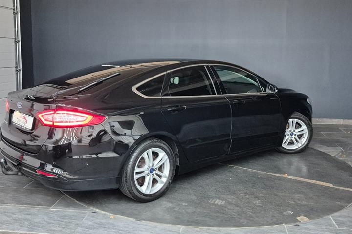 Sort Ford Mondeo fra 2018