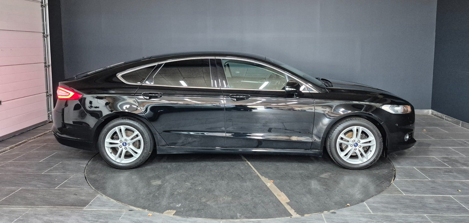 Sort Ford Mondeo fra 2018