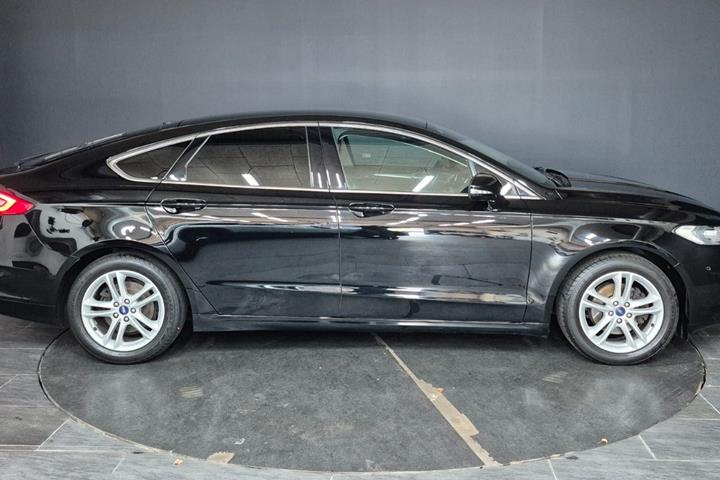 Sort Ford Mondeo fra 2018