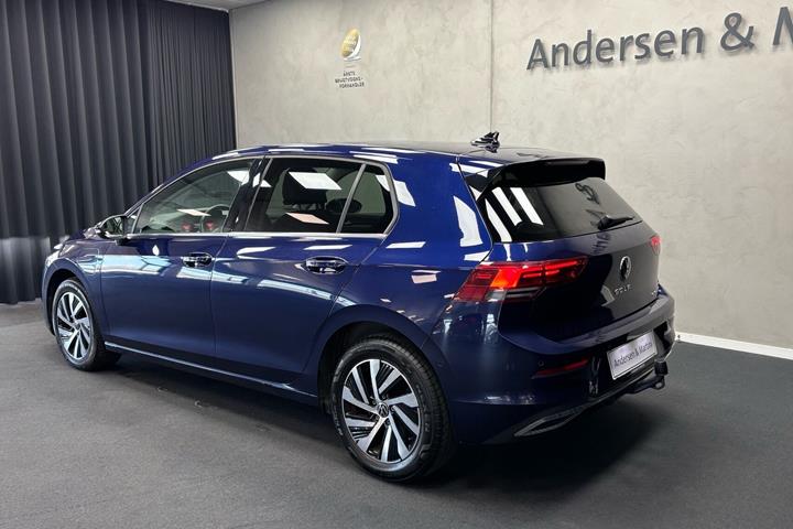 Blå VW Golf fra 2021