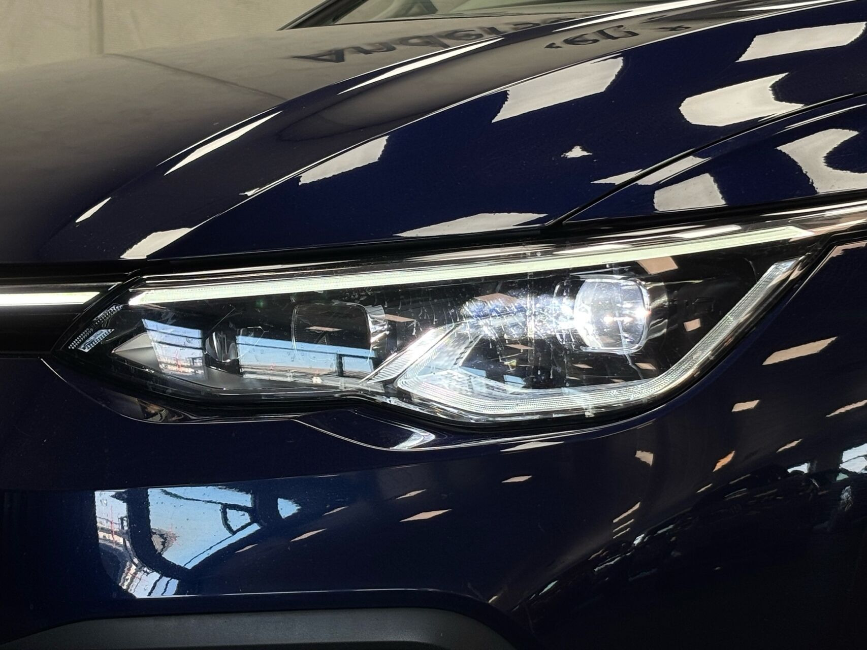Blå VW Golf fra 2021