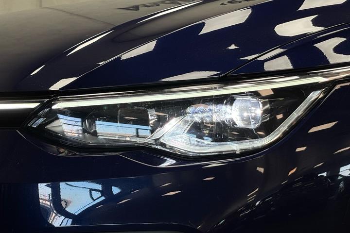 Blå VW Golf fra 2021