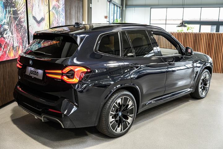 Sort BMW iX3 fra 2023