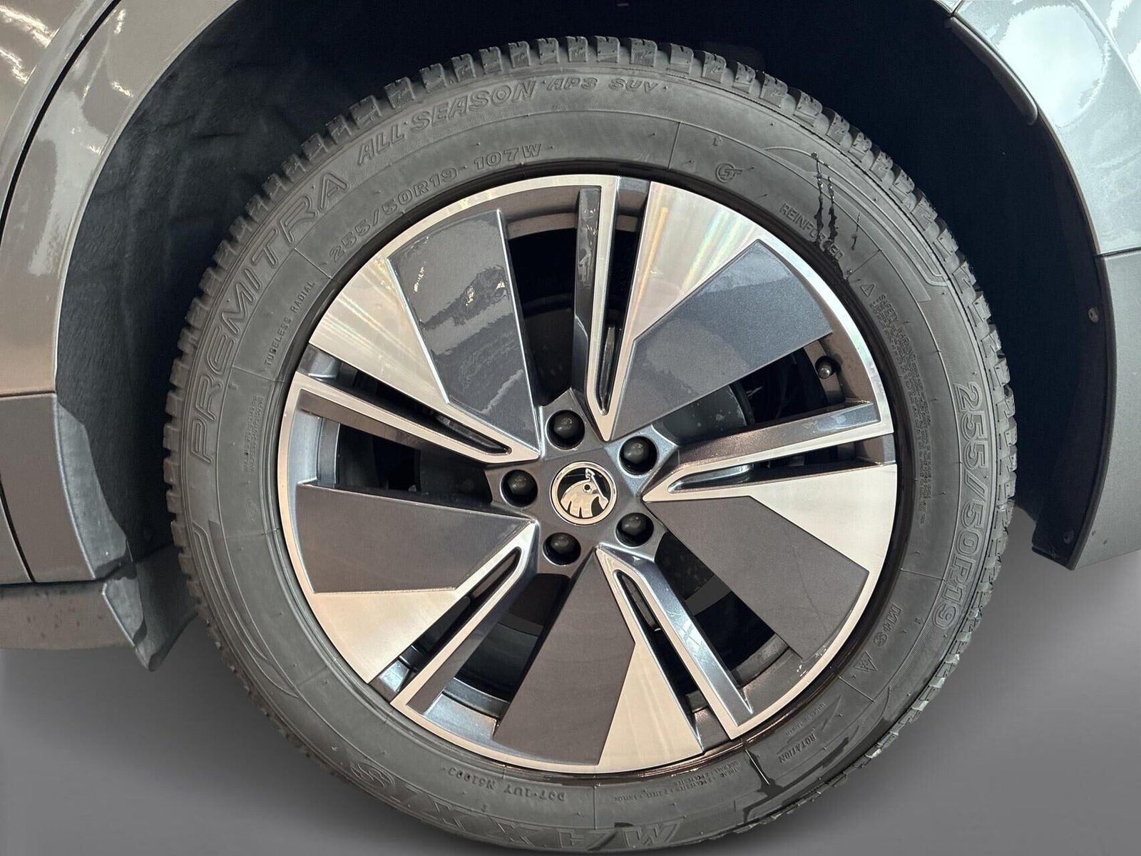 Grå Skoda Enyaq fra 2024
