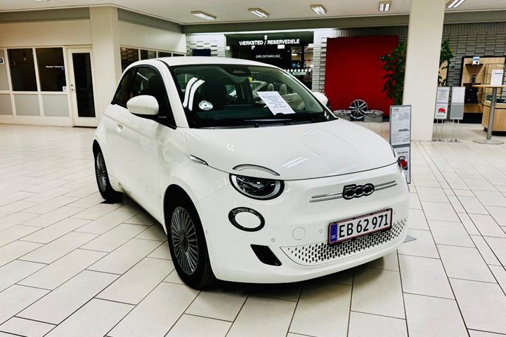 Hvid Fiat 500e fra 2024
