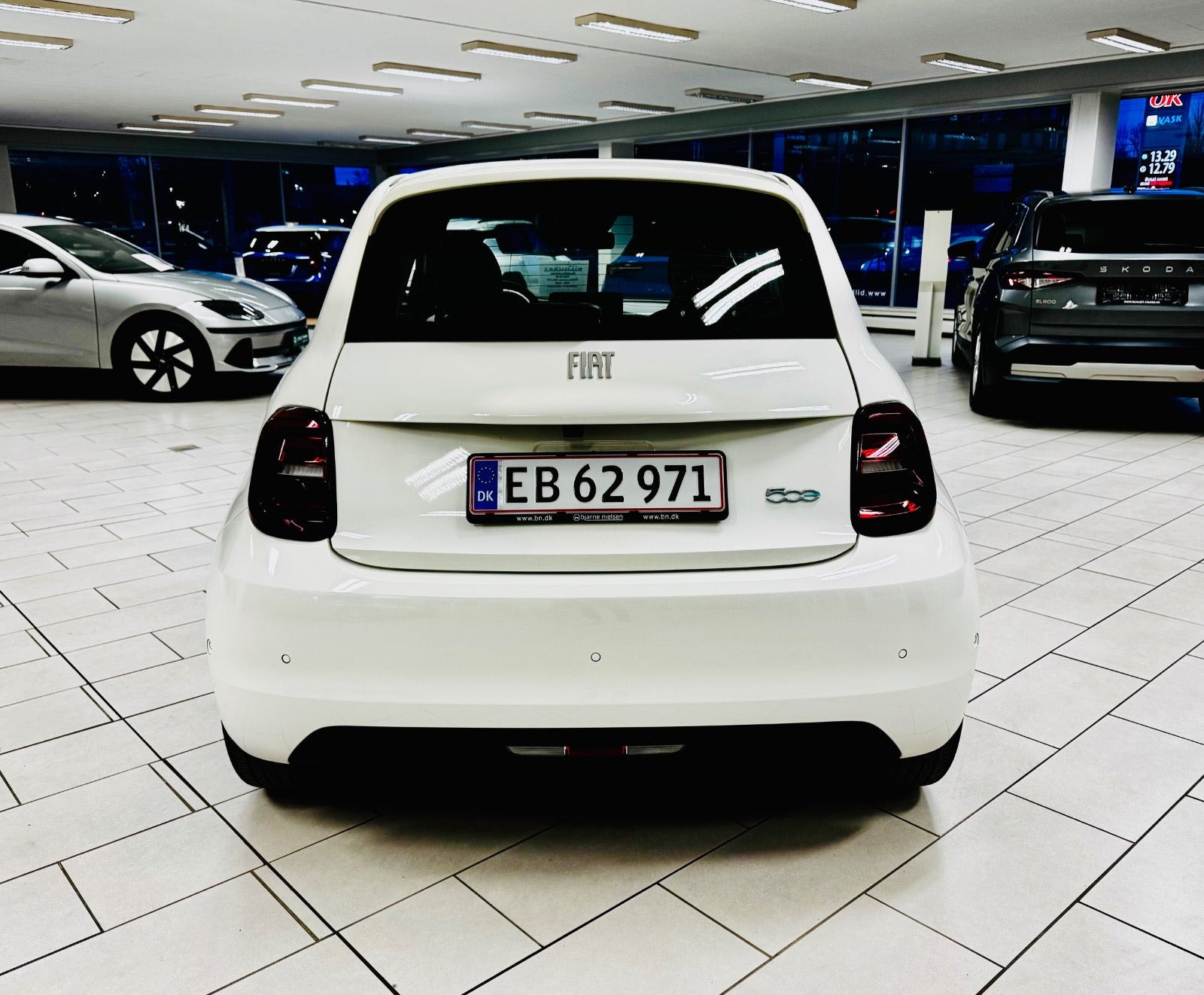 Hvid Fiat 500e fra 2024
