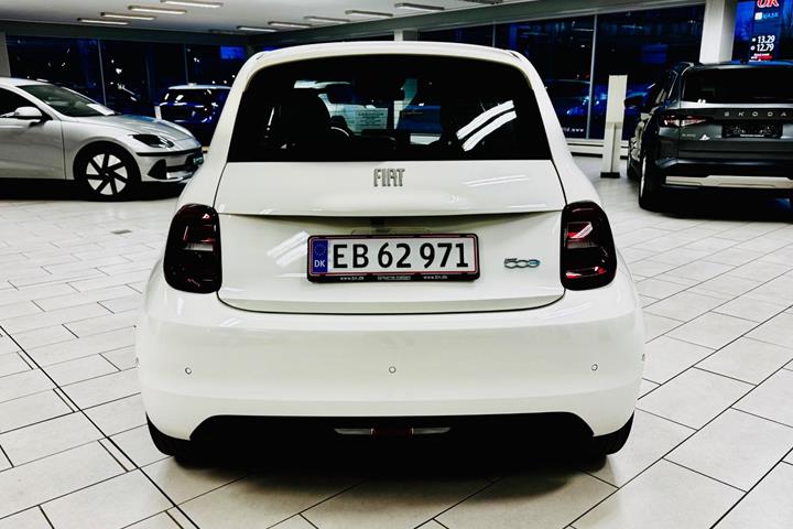 Hvid Fiat 500e fra 2024