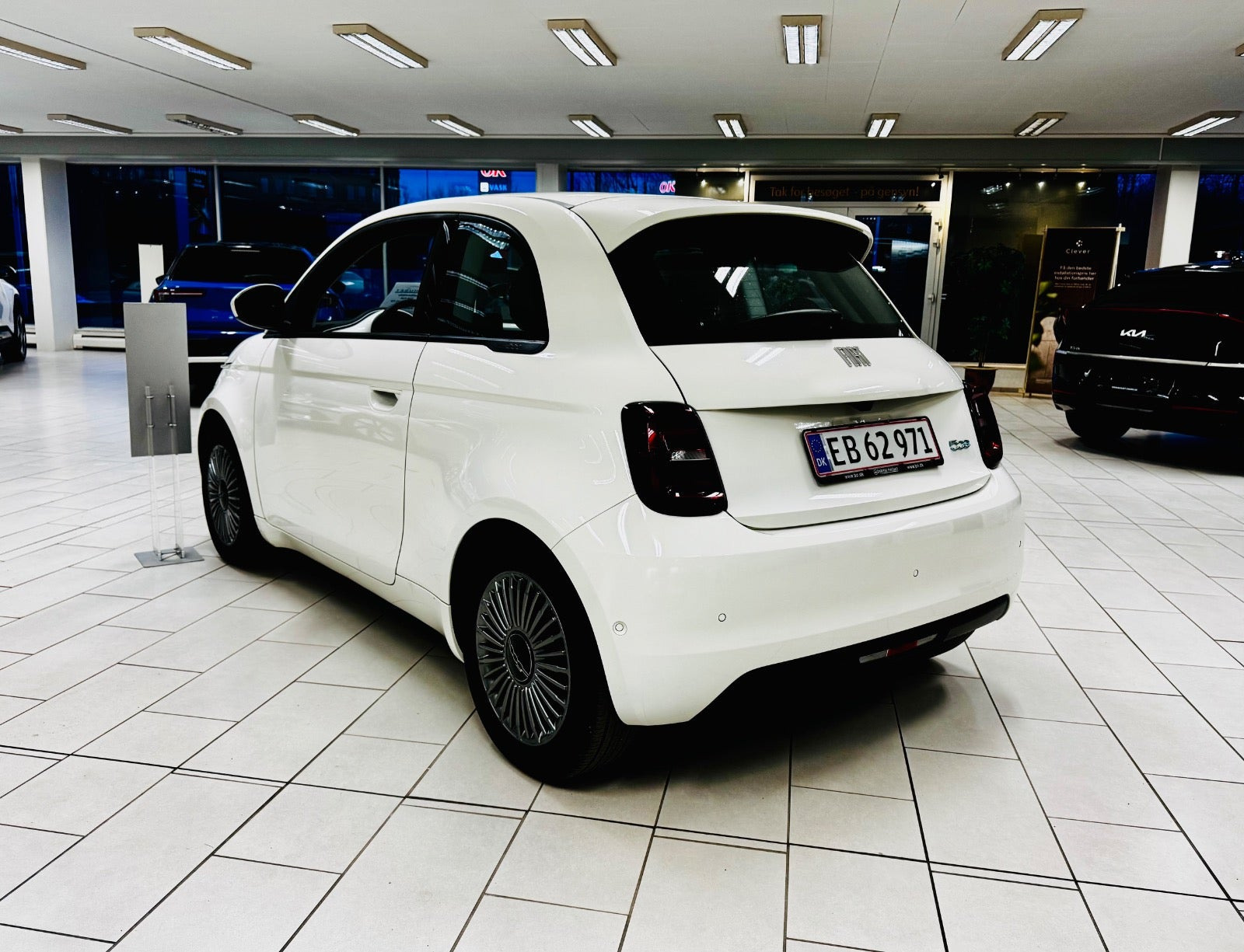 Hvid Fiat 500e fra 2024