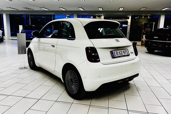 Hvid Fiat 500e fra 2024