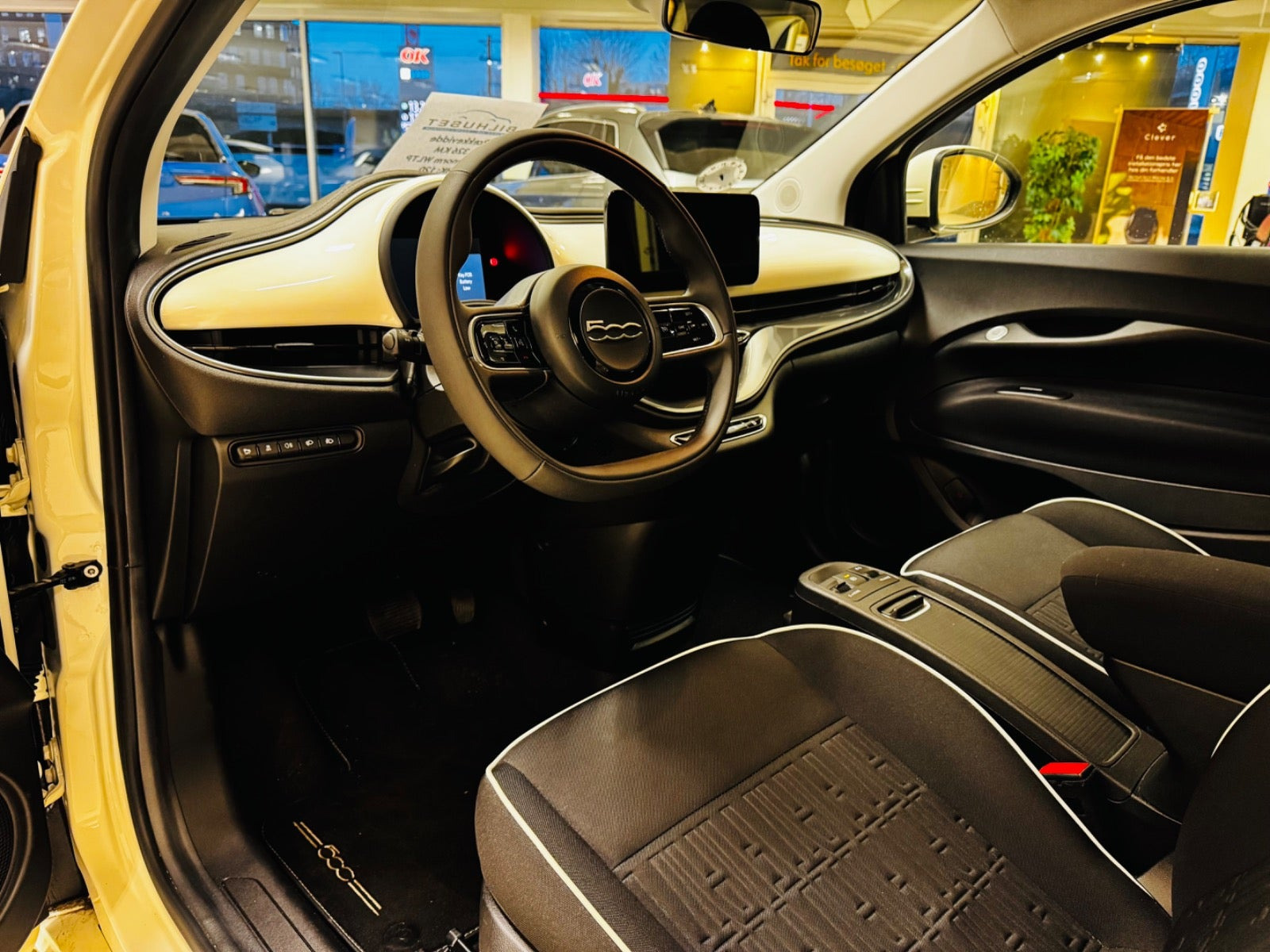 Hvid Fiat 500e fra 2024
