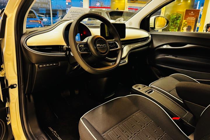 Hvid Fiat 500e fra 2024