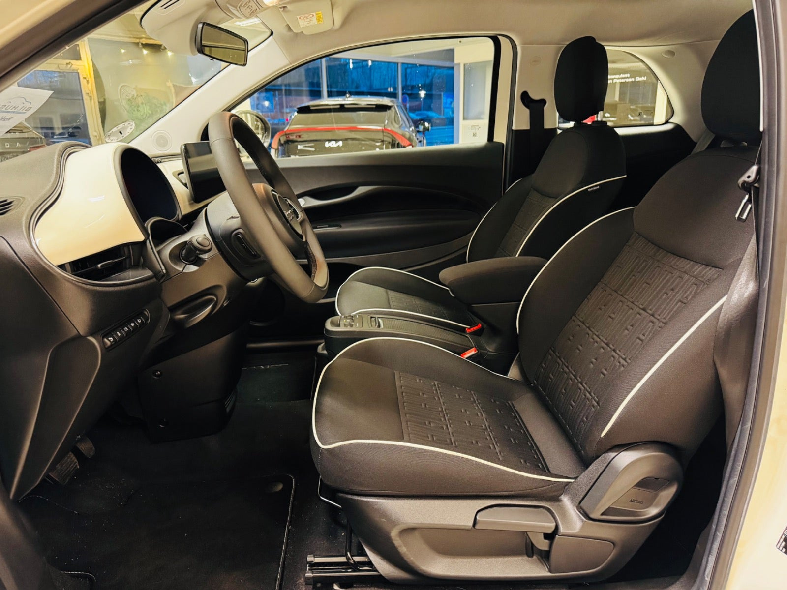 Hvid Fiat 500e fra 2024