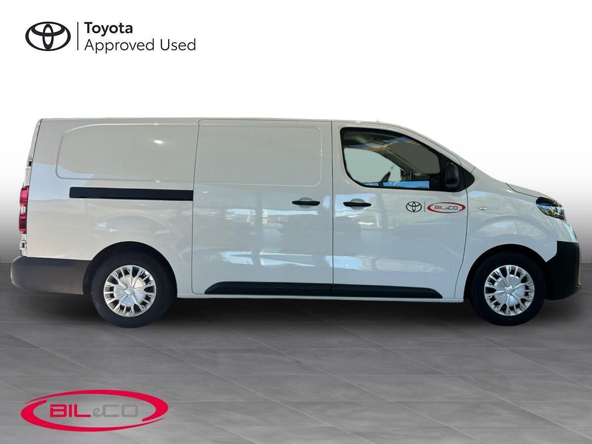 Hvid Toyota ProAce fra 2025