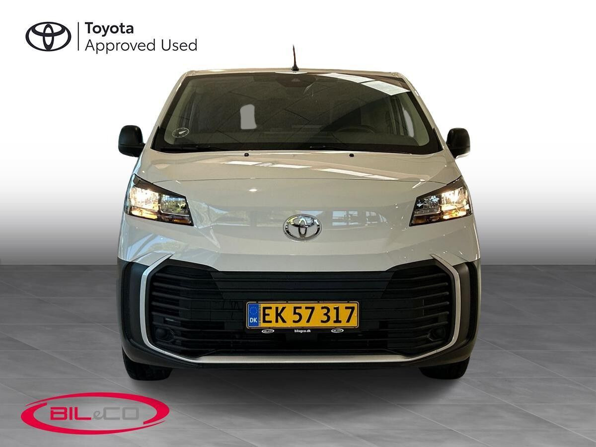 Hvid Toyota ProAce fra 2025