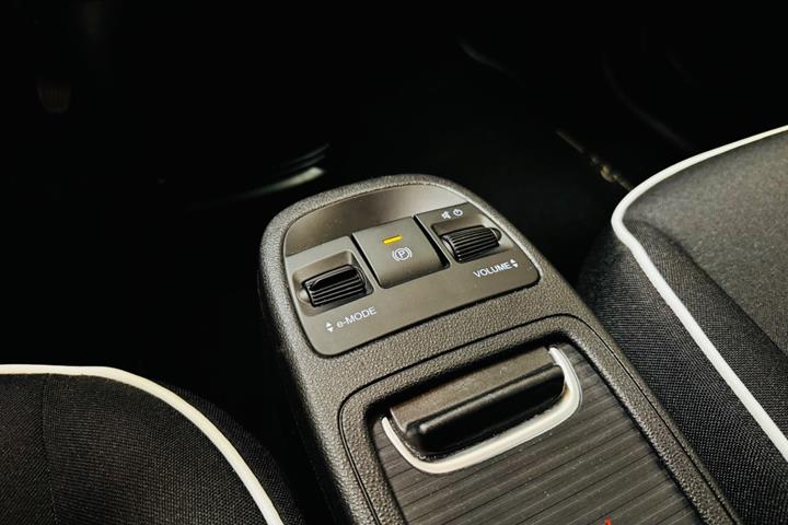 Hvid Fiat 500e fra 2024