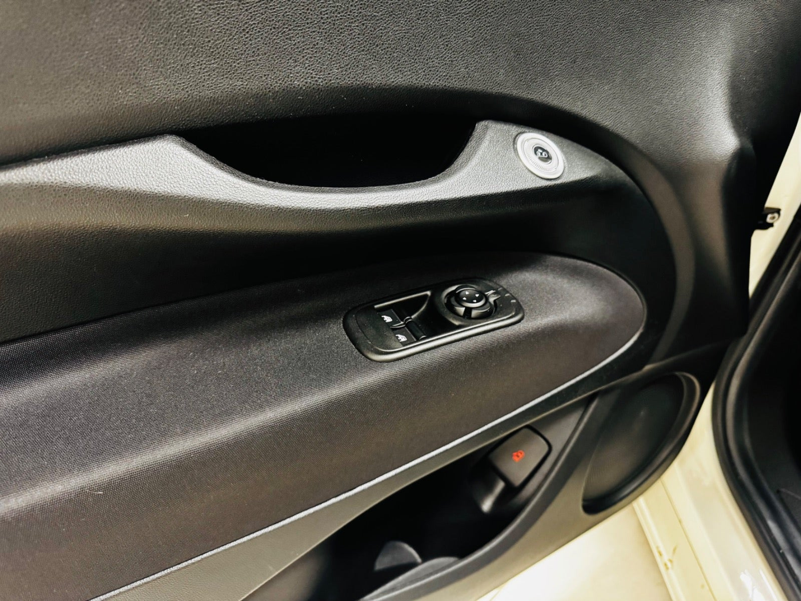 Hvid Fiat 500e fra 2024