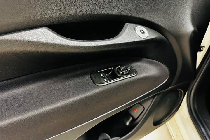 Hvid Fiat 500e fra 2024