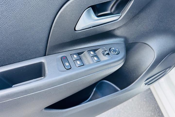 Hvid Opel Corsa fra 2021