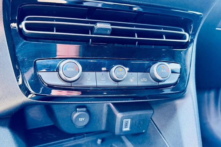 Grå Opel Mokka-e fra 2025