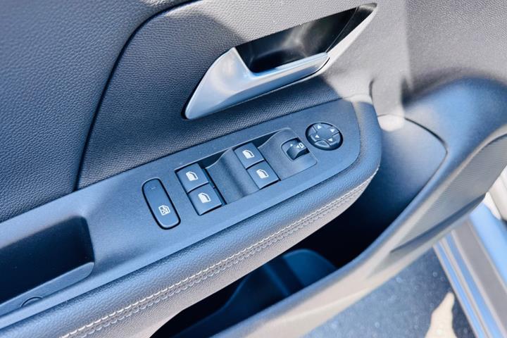 Grå Opel Mokka-e fra 2025