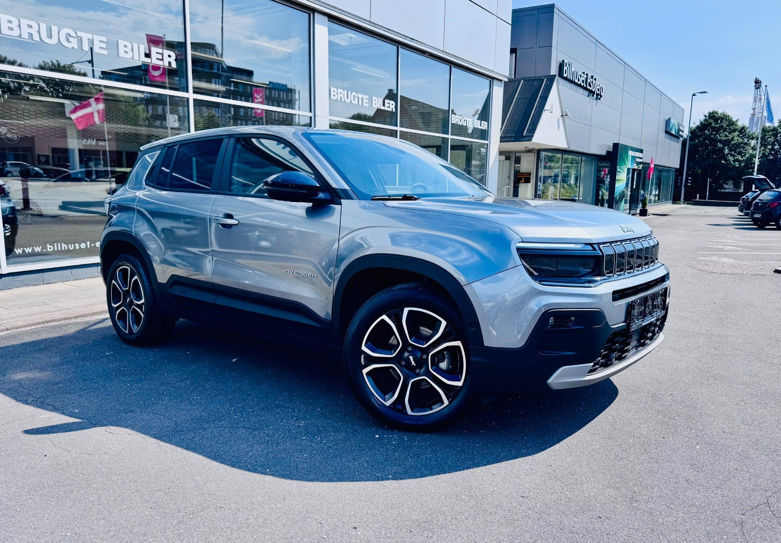 Grå Jeep Avenger fra 2025