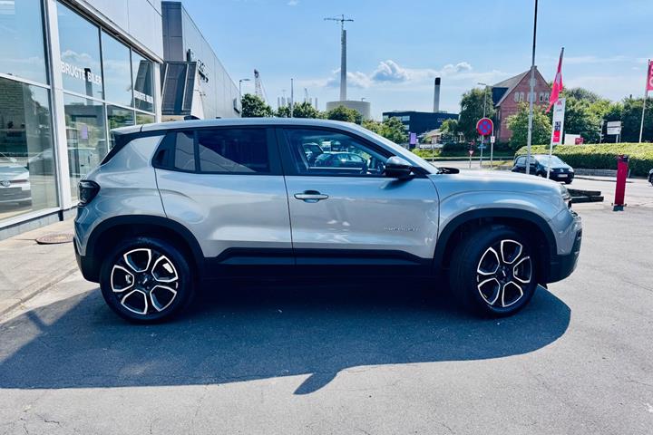 Grå Jeep Avenger fra 2025